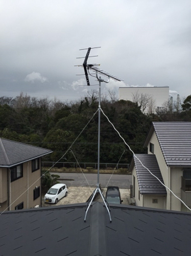 屋根上に設置したUHFアンテナ