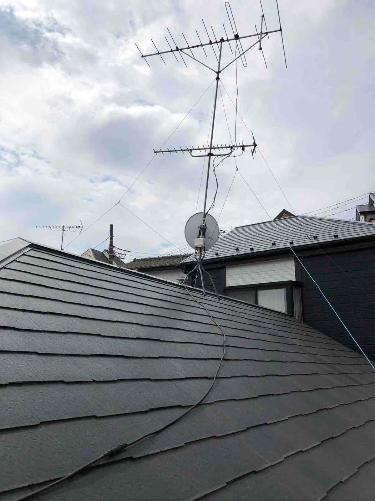 屋根上の2台の八木式アンテナとBSアンテナ