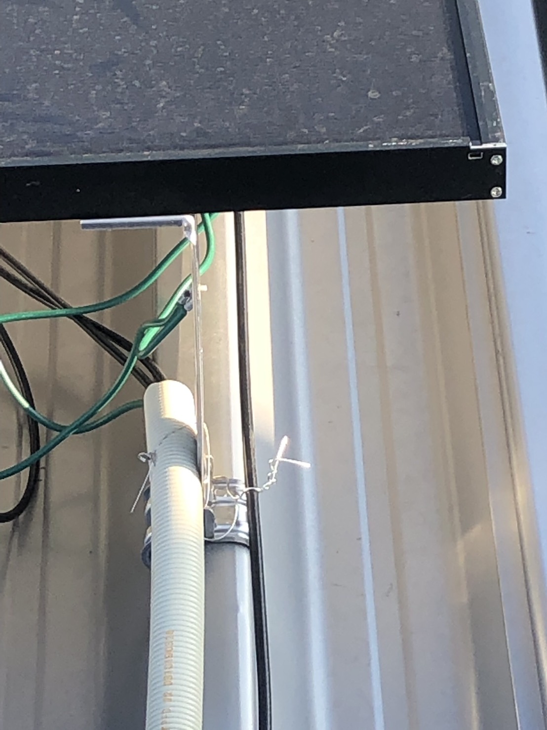 外壁に配線した同軸ケーブル