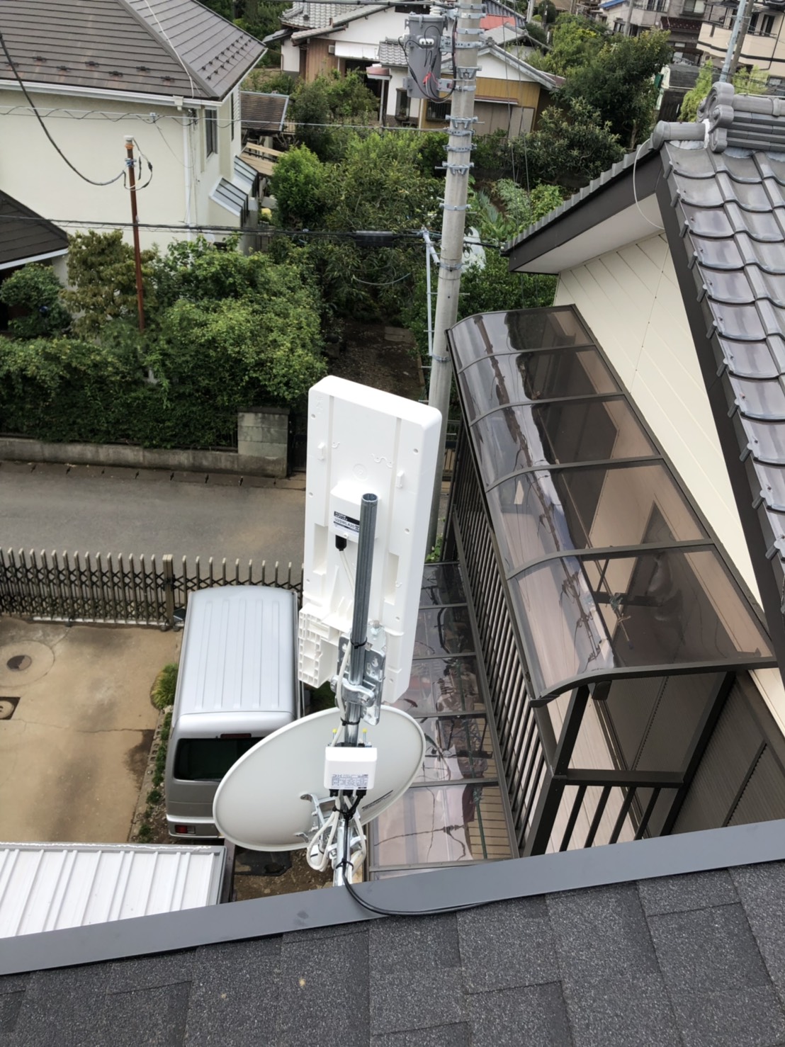 外壁に取り付けたデザインアンテナとBS/CSアンテナ