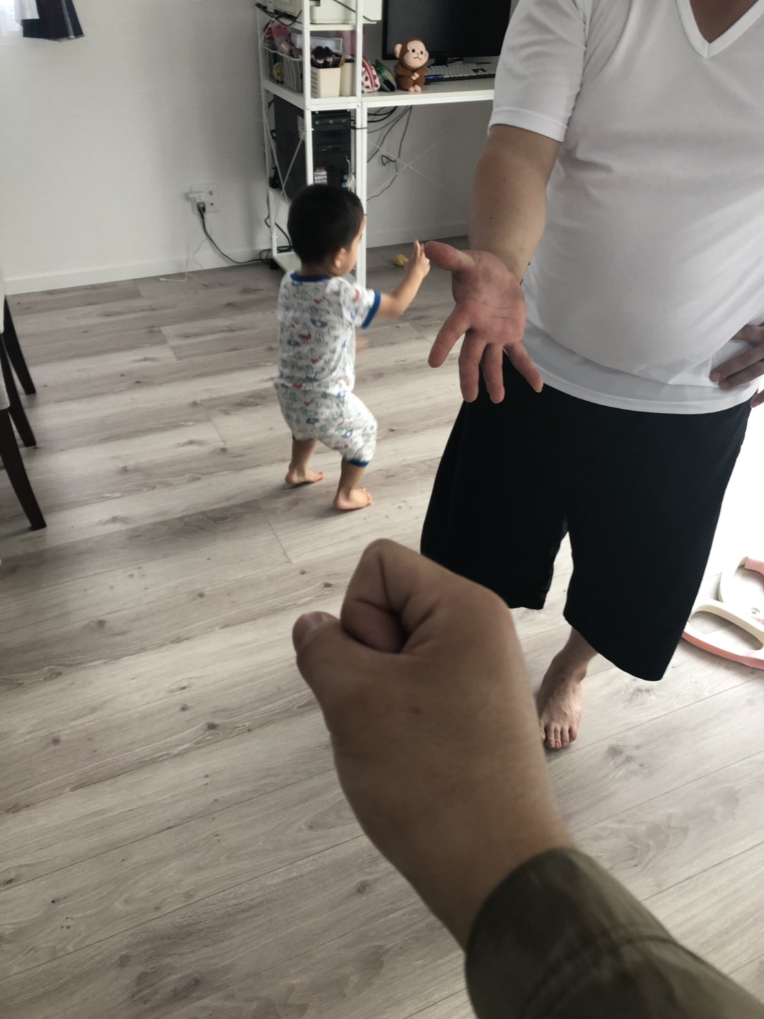 じゃんけんをする男性と踊っている子供