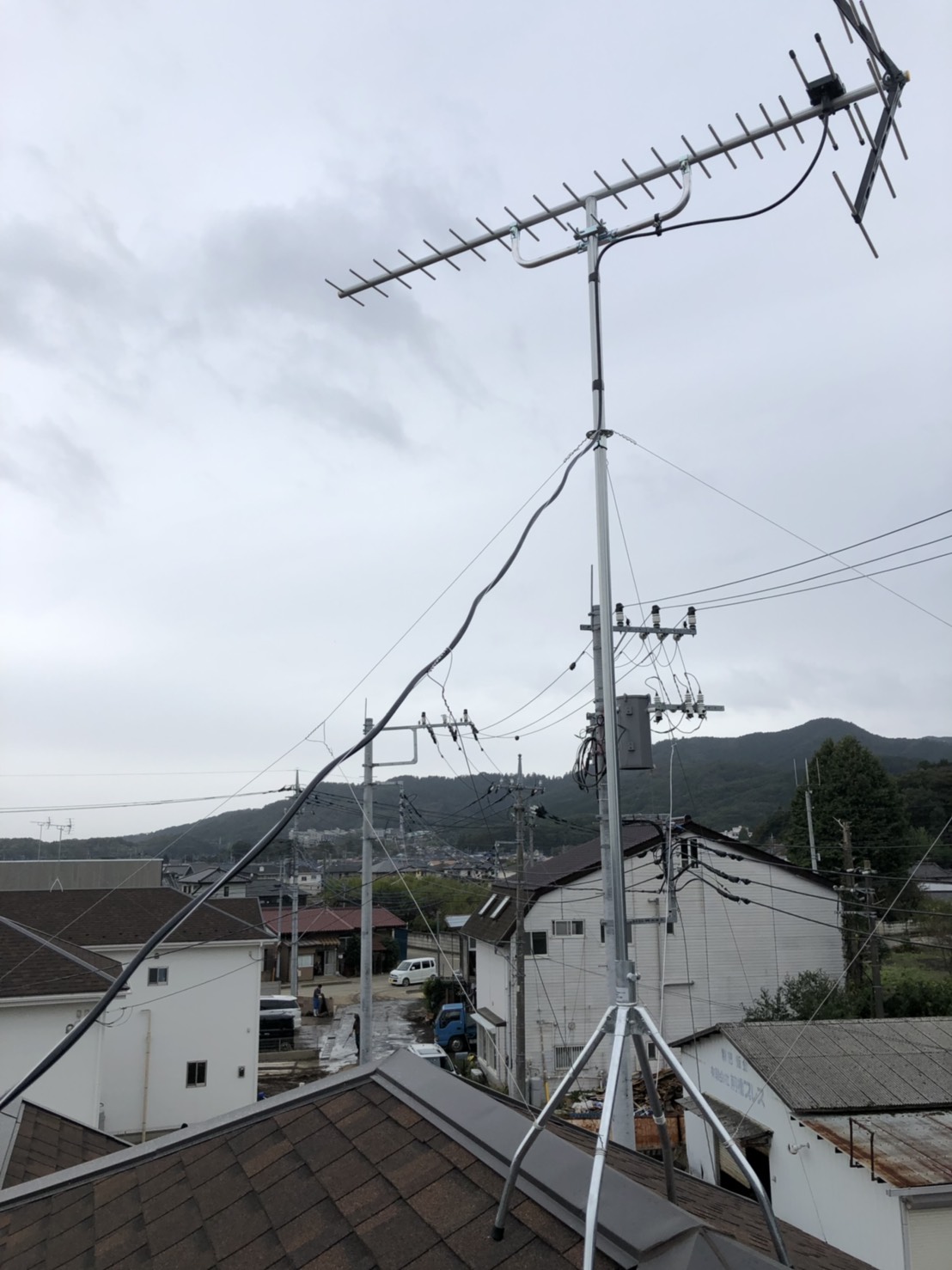 屋根上に設置したUHFアンテナ