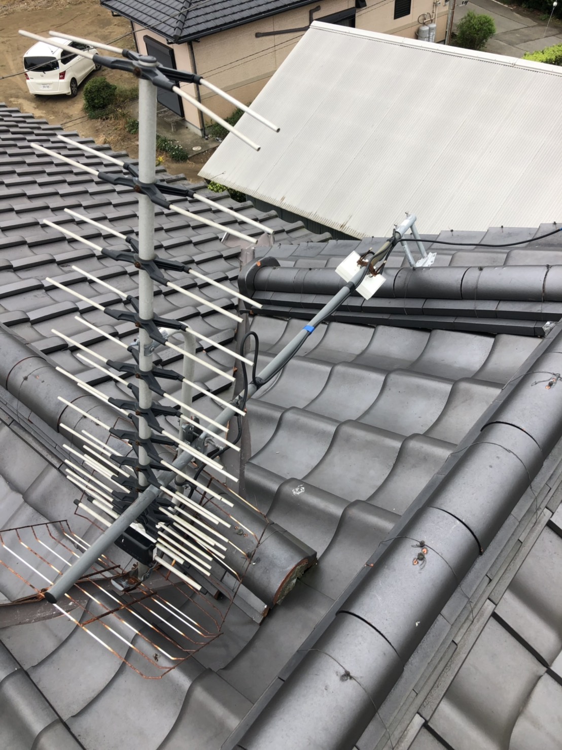 屋根上の倒壊したパラスタックアンテナ