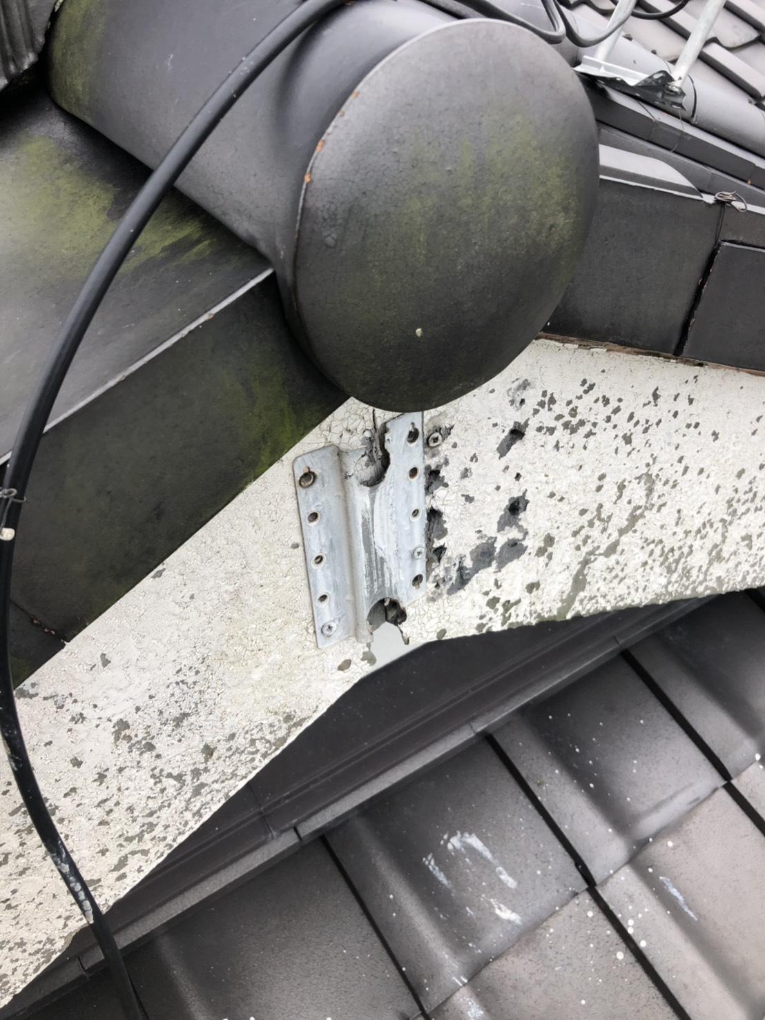 破風板にビス止めされた専用金具