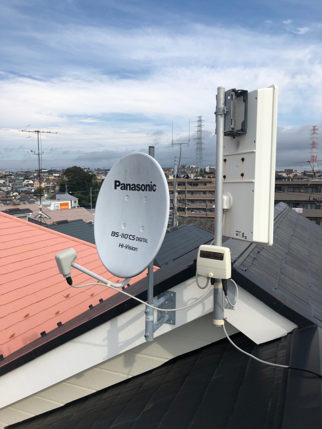 破風板に取り付けたデザインアンテナとBSアンテナ