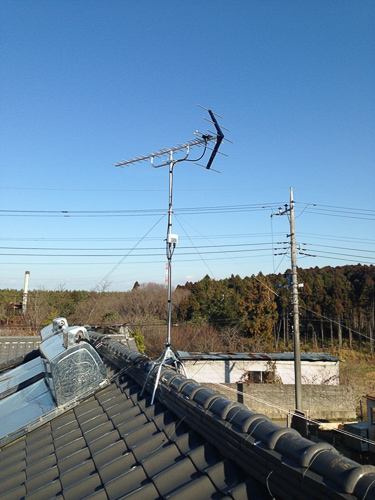 屋根上に設置したUHFアンテナ