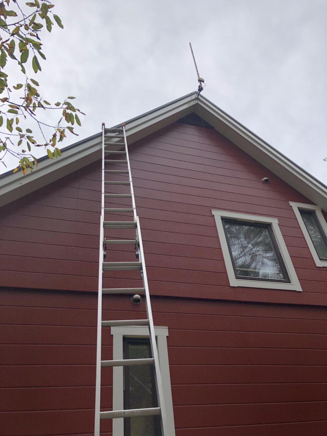 梯子を立てかけた別荘