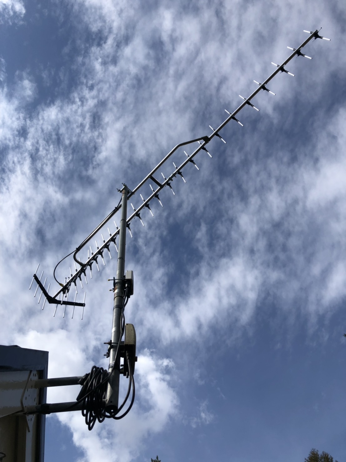 破風板に取り付けたUHFアンテナ