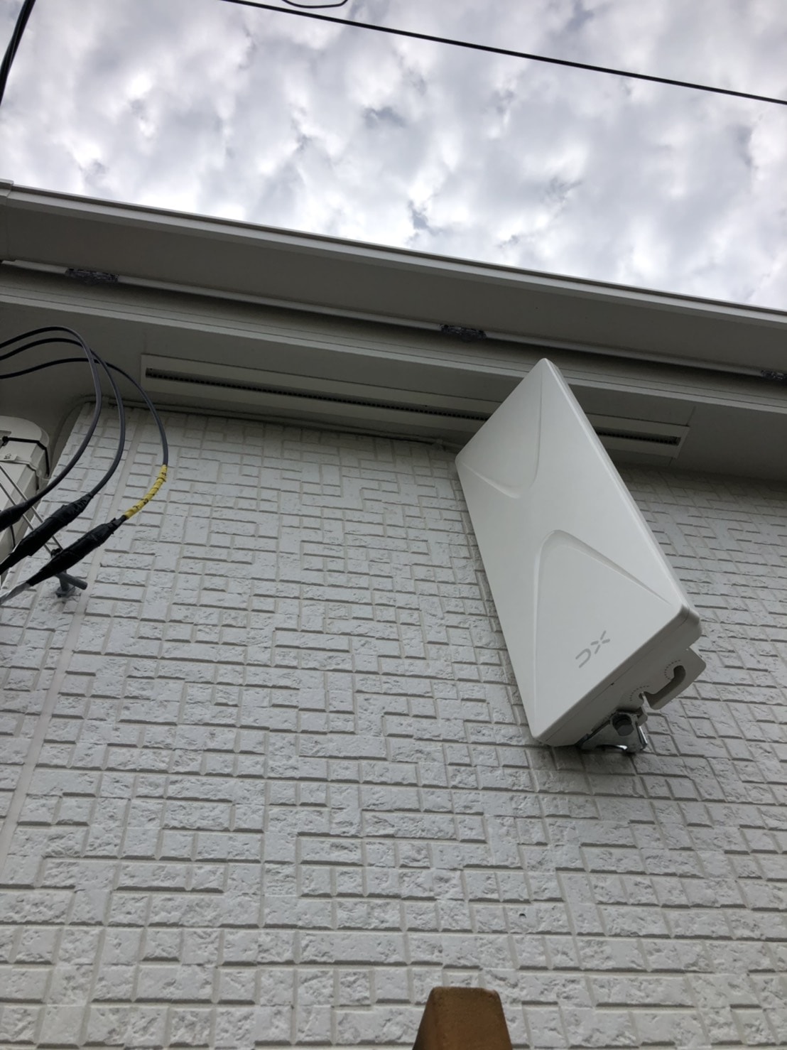 外壁に取り付けたデザインアンテナ