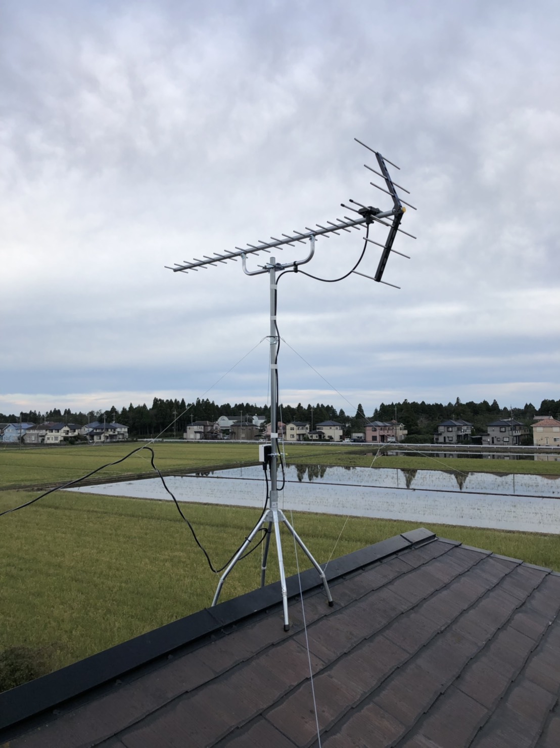 屋根上に設置したUHFアンテナ