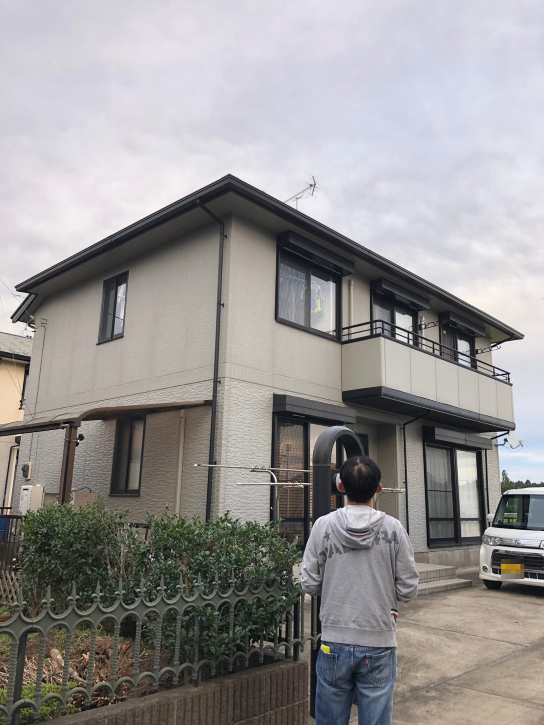新築住宅に新設したUHFアンテナを見上げる男性