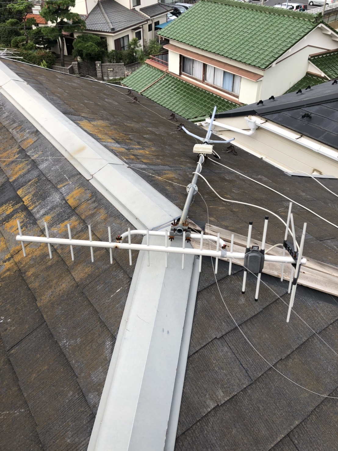 屋根上で倒壊したUHFアンテナ