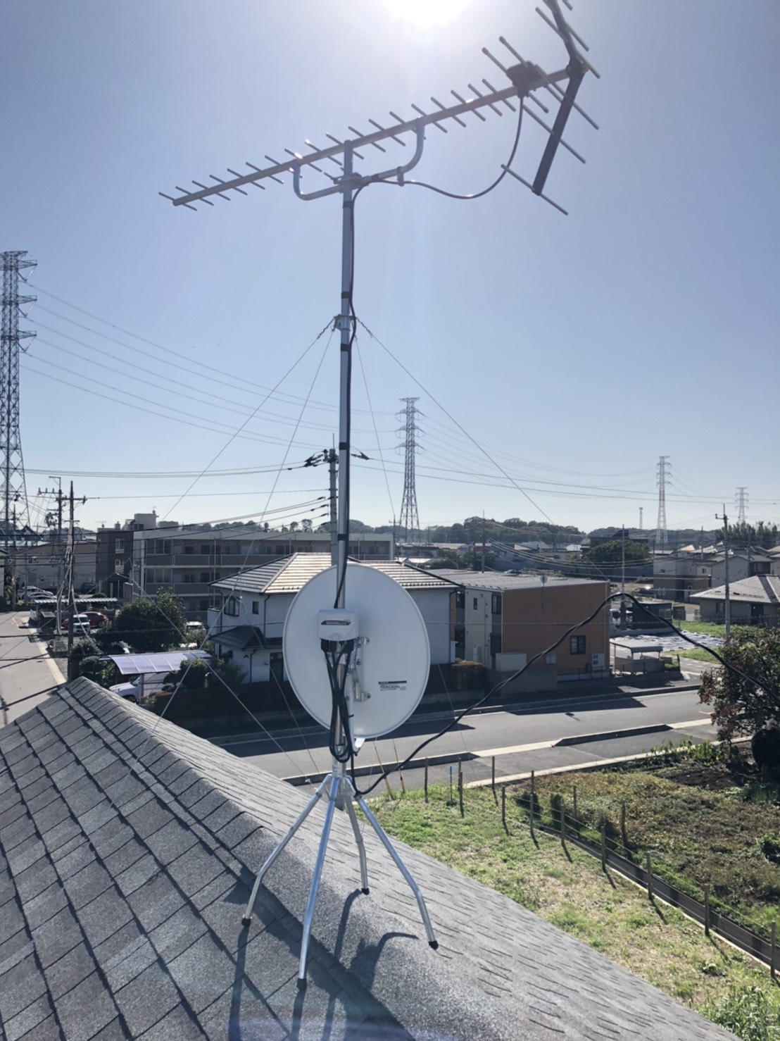 屋根上に新設した地デジ用八木式アンテナと衛星放送用BS/CSアンテナ