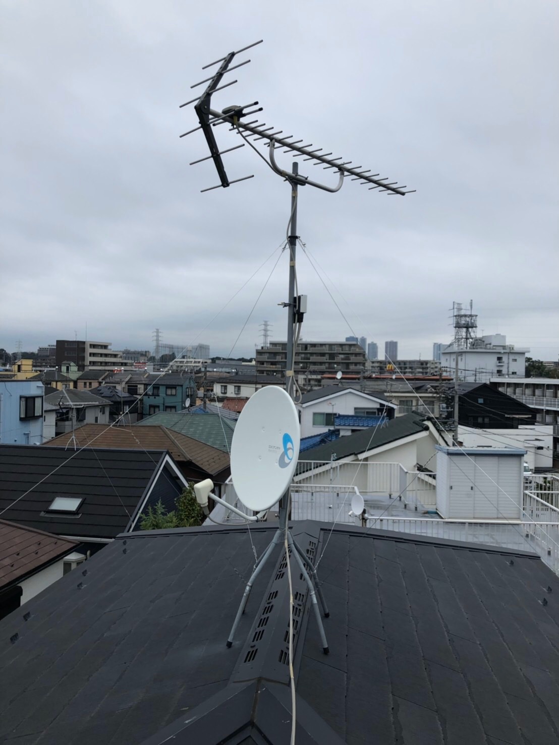 屋根上のUHFアンテナとBS/CSアンテナ