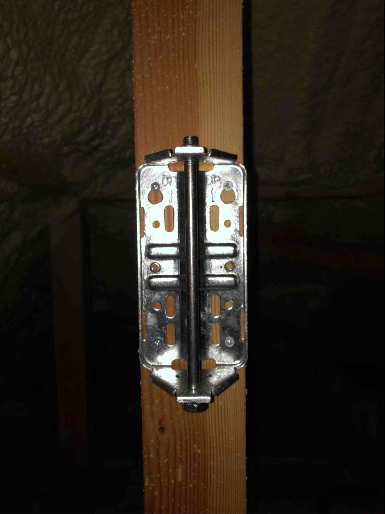 屋根裏の柱に取り付けたアンテナ専用金具