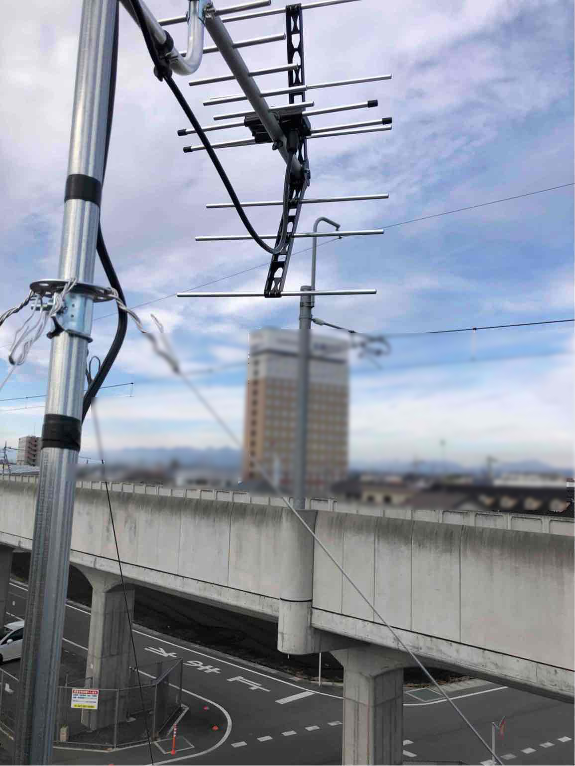 電波到来側の反対側から撮影したUHFアンテナ