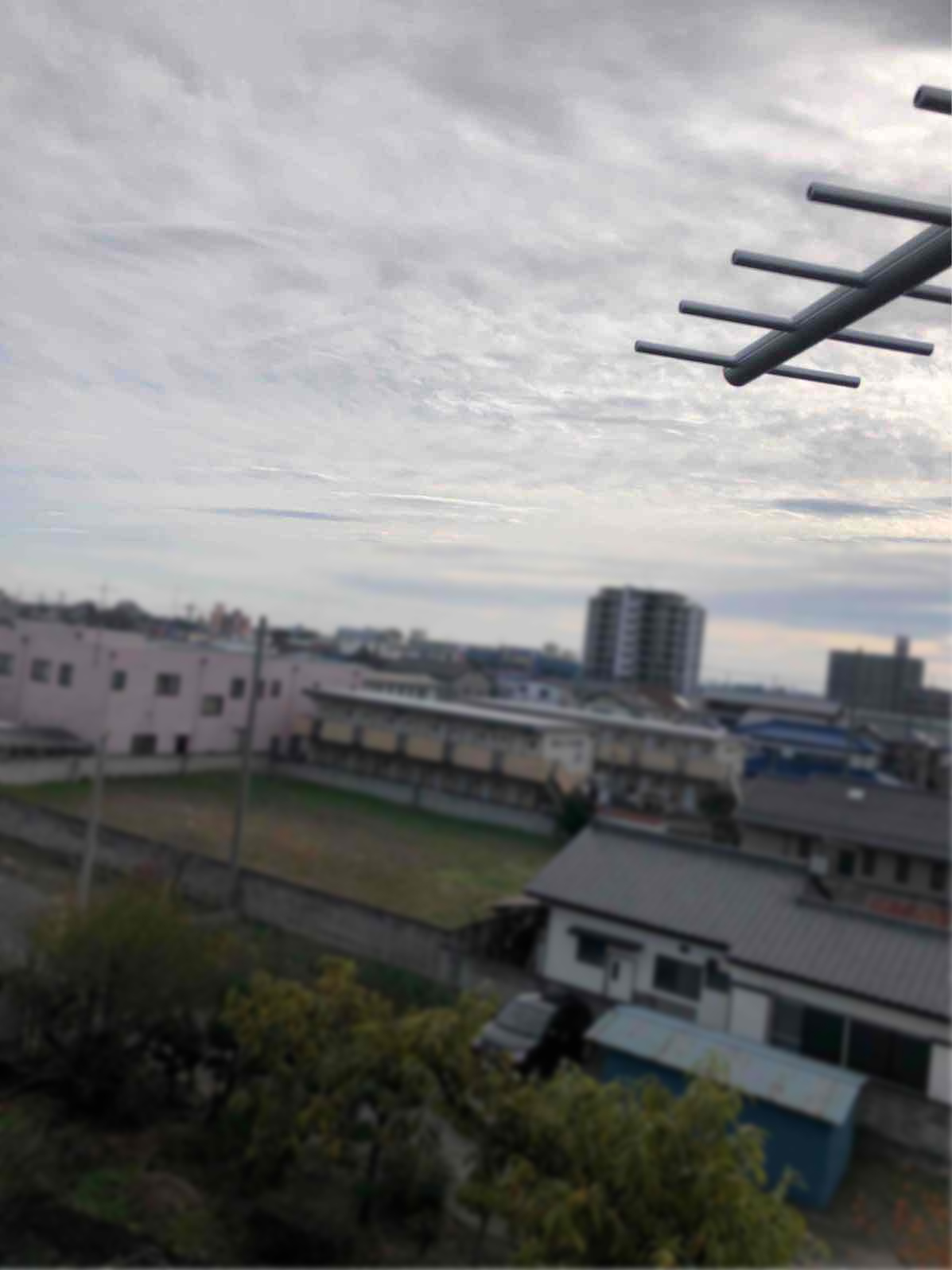 電波塔に向けて位置調整したUHFアンテナ