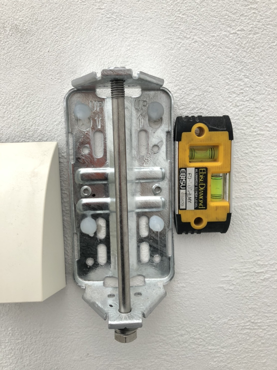 外壁に取り付けたアンテナ用金具