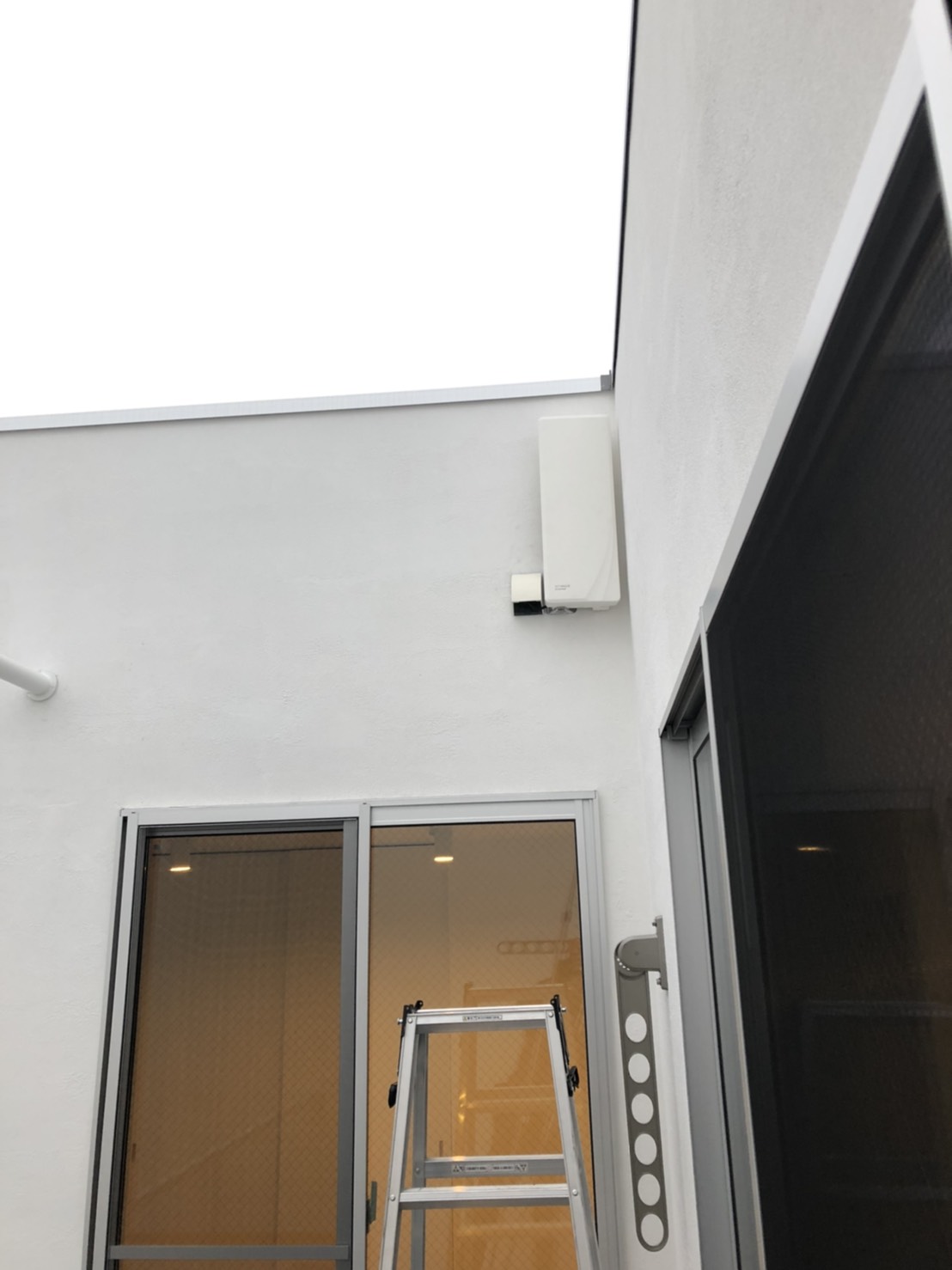 外壁に取り付けたデザインアンテナ