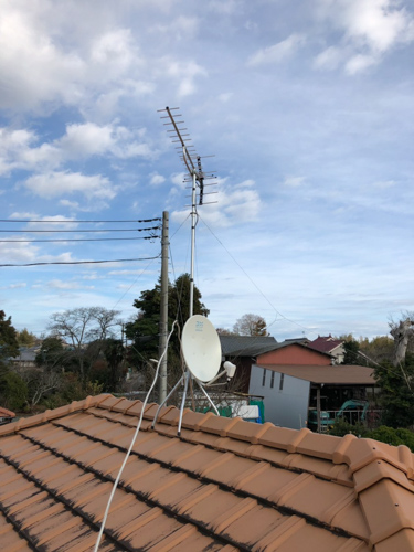 屋根上に設置したUHFアンテナとBS/CSアンテナ