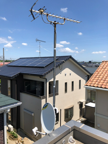 戸建住宅に立ち上げスタイルで設置したUHFアンテナとBS/CSアンテナ