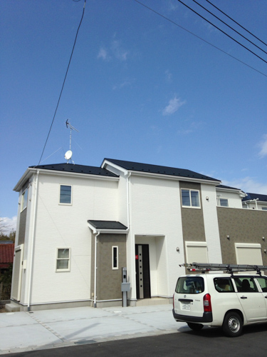 UHFアンテナとBS/CSアンテナを屋根上に設置した戸建住宅