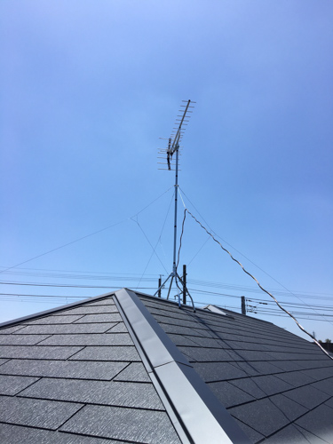 屋根上に設置したUHFアンテナ
