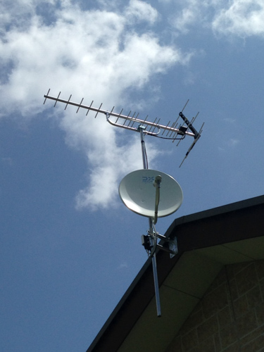 破風板に取り付けたUHFアンテナとBS/CSアンテナ