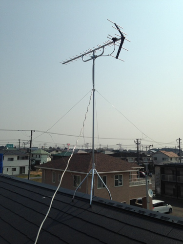 屋根上に設置したUHFアンテナ