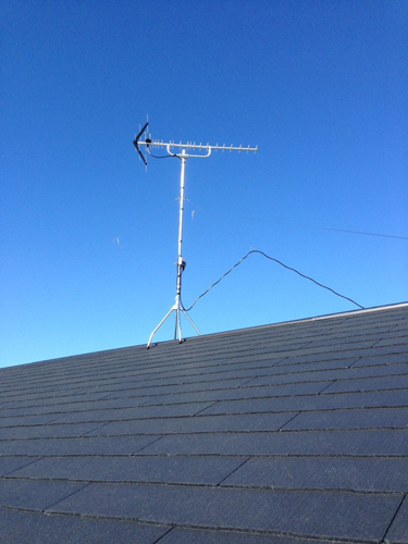 屋根上に設置したUHFアンテナ