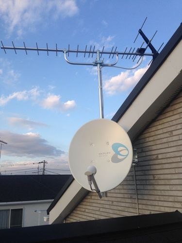 外壁に取り付けたUHFアンテナとBS/CSアンテナ