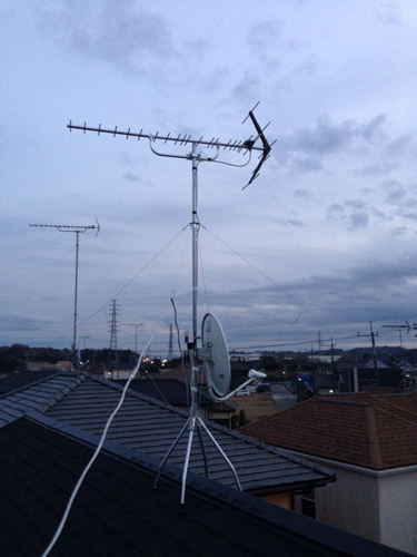 屋根上に設置したUHFアンテナとBS/CSアンテナ