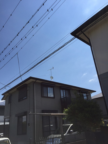 UHFアンテナとBS/CSアンテナを屋根上設置した戸建住宅