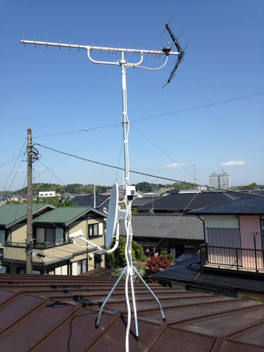 屋根上に設置したUHFアンテナとBS/CSアンテナ