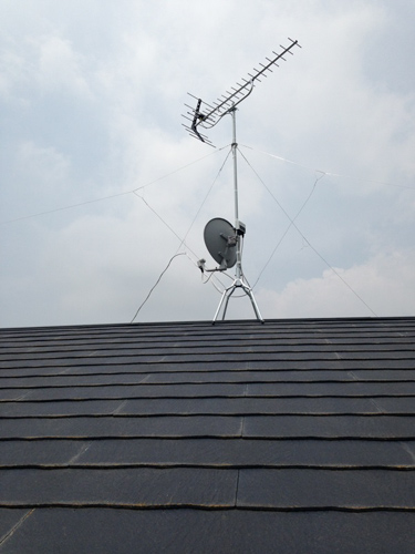屋根上に設置したUHFアンテナとBS/CSアンテナ