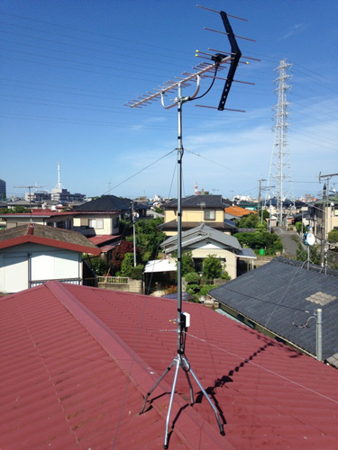 屋根上に設置したUHFアンテナ