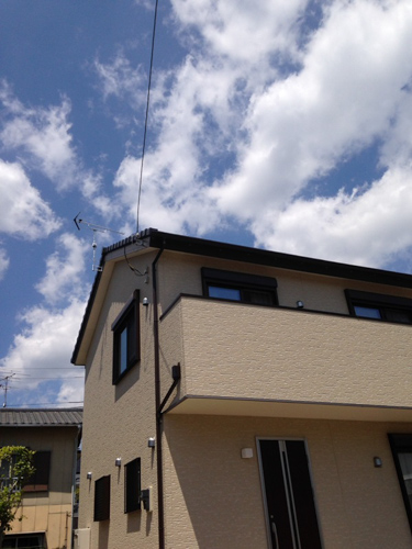 UHFアンテナを破風板に取り付けた戸建住宅