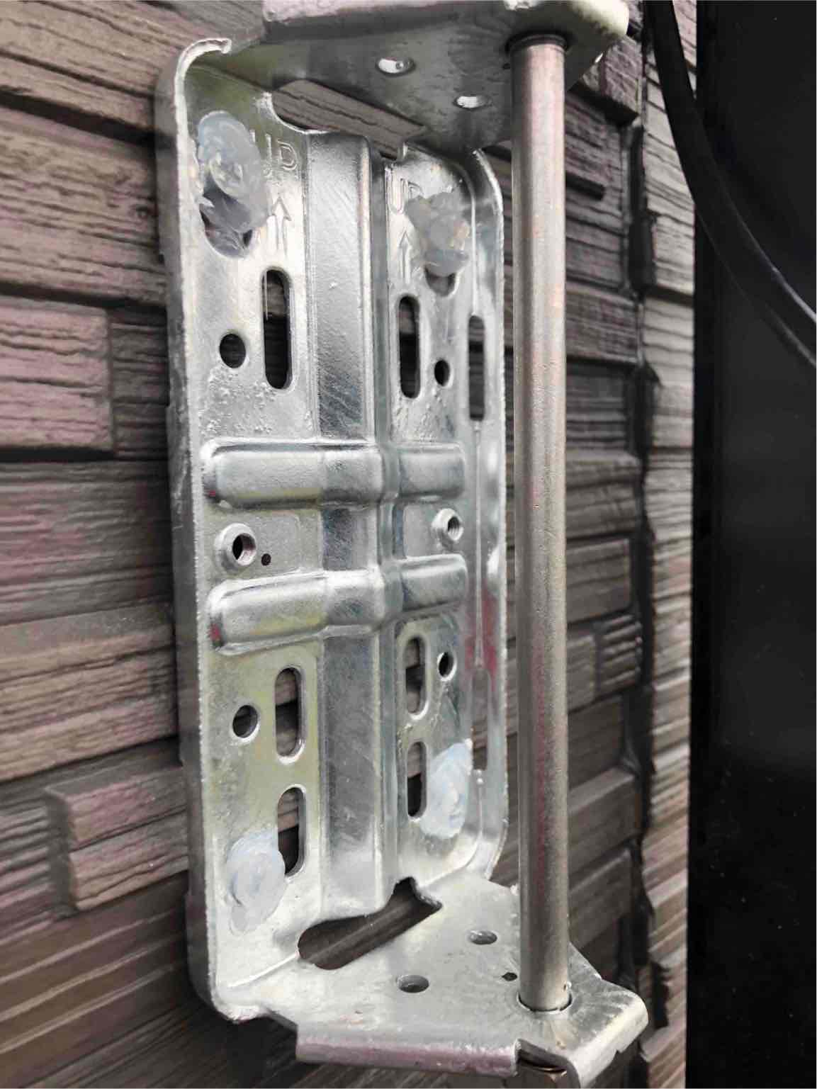 外壁にビス止めしたサイドベース