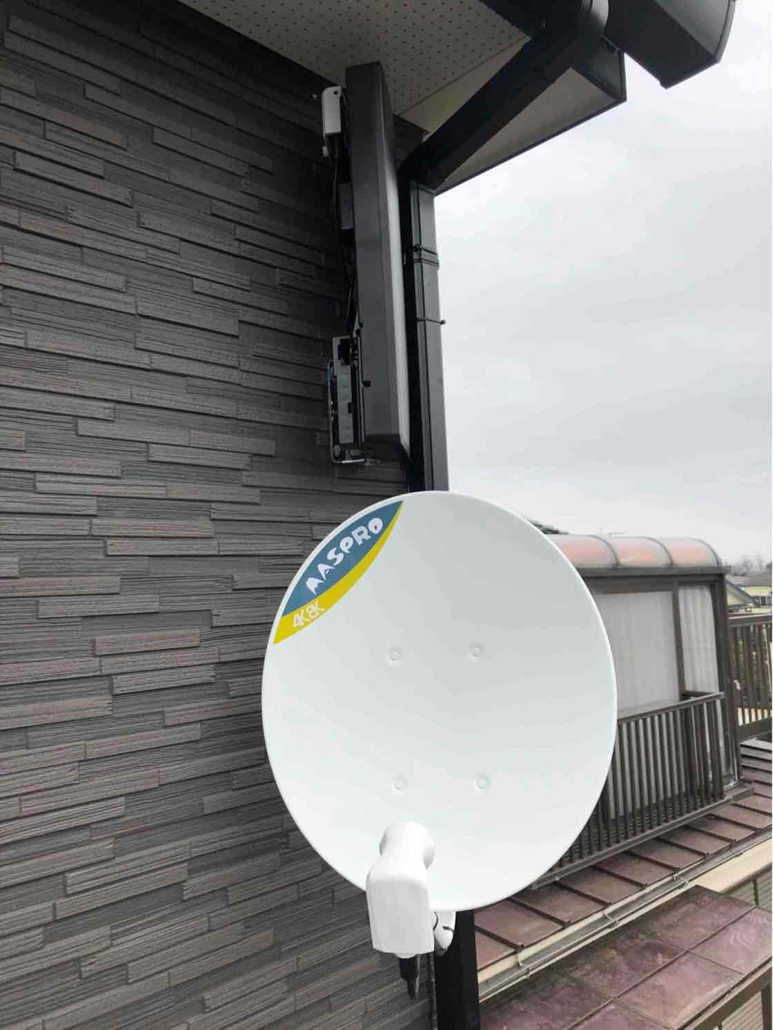 外壁に取り付けたデザインアンテナとBS/CSアンテナ