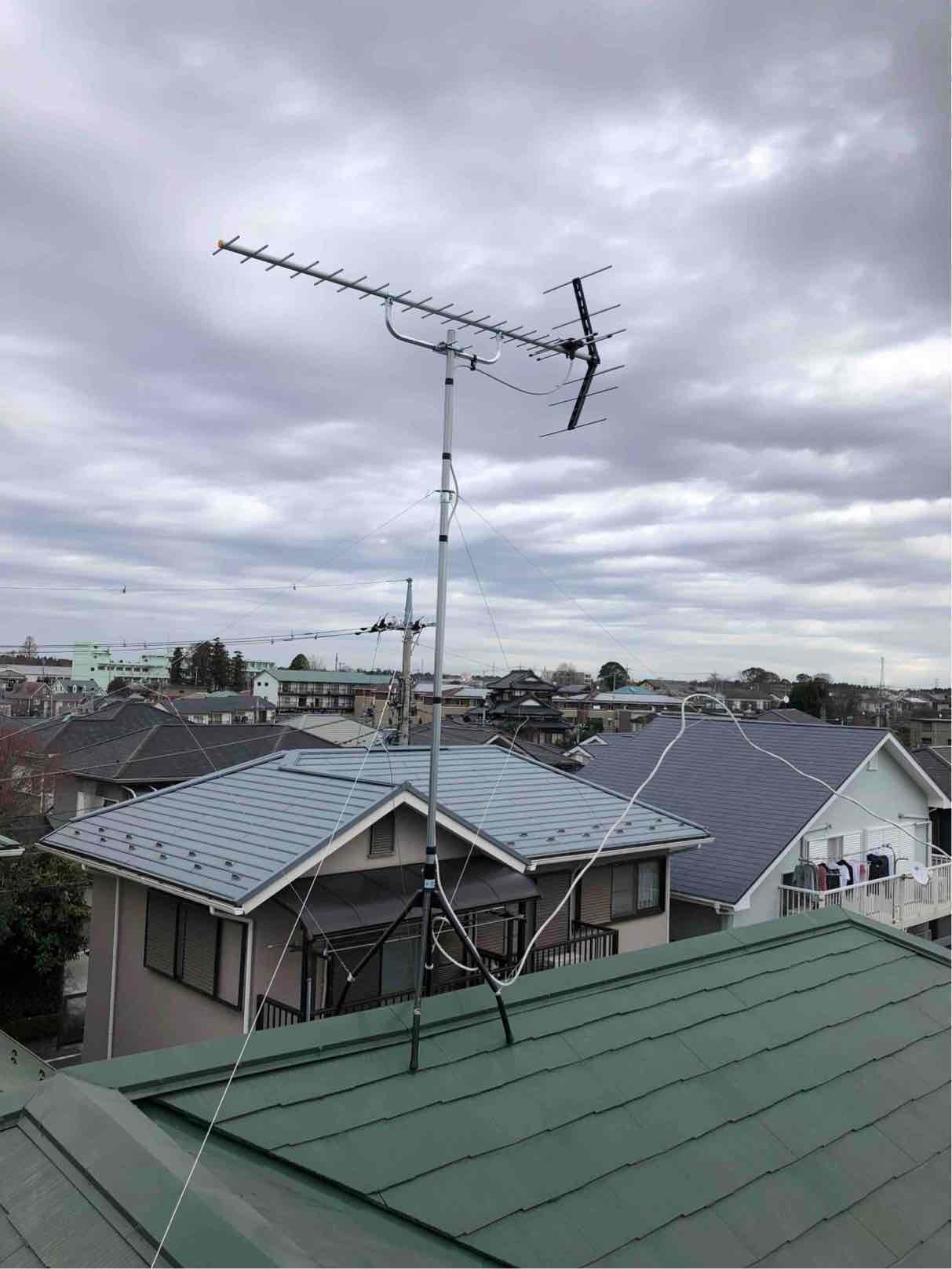 屋根上のUHFアンテナ