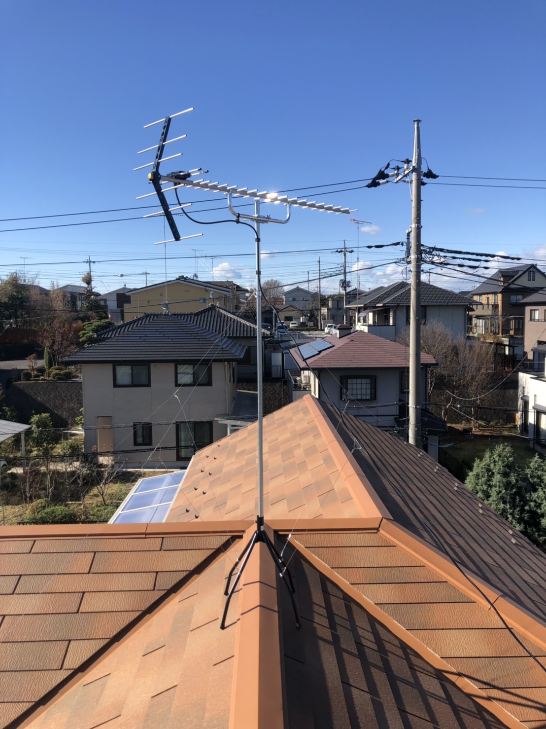 屋根上に設置したUHFアンテナ