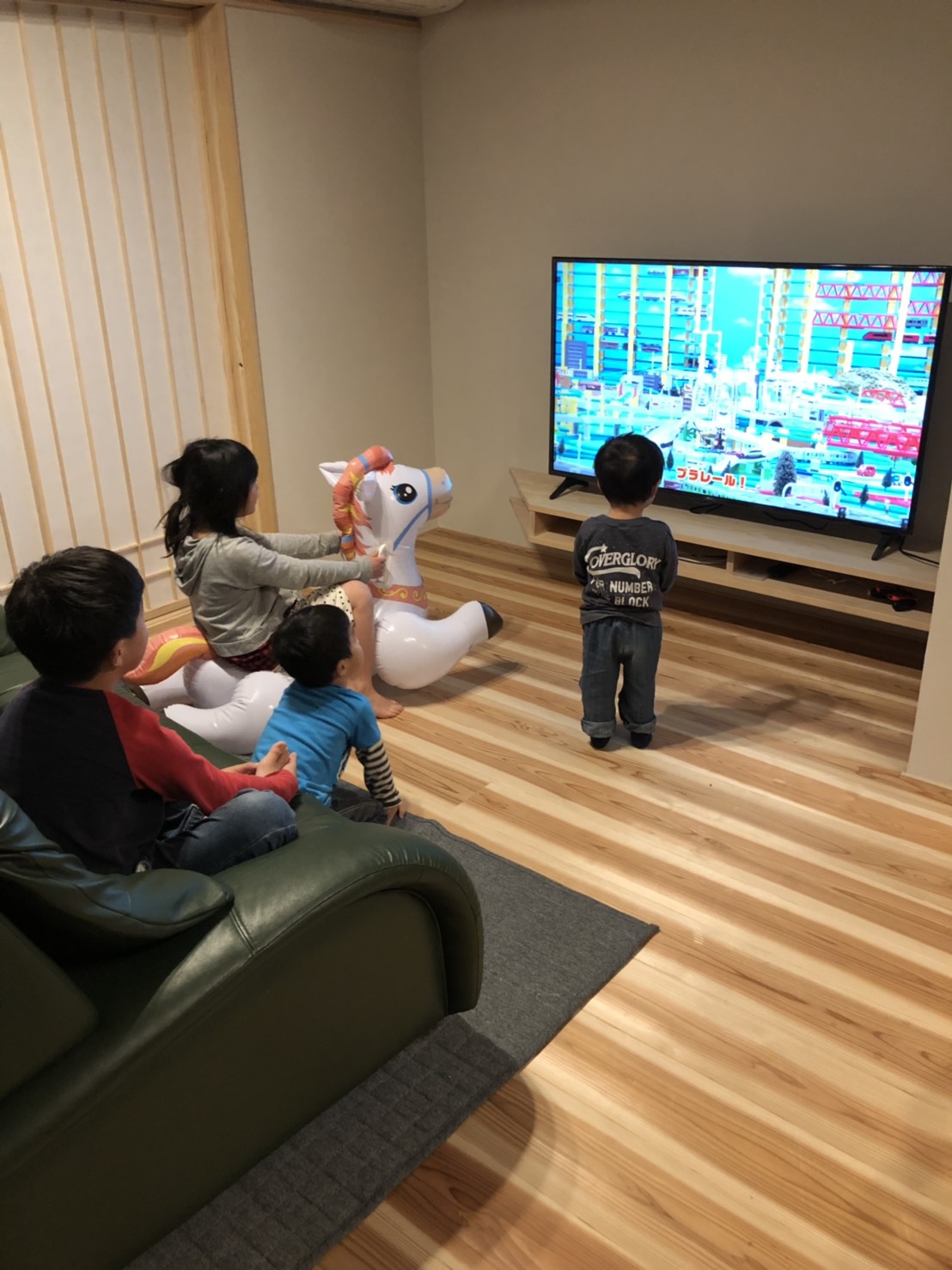 テレビを視聴する4人の子供たち