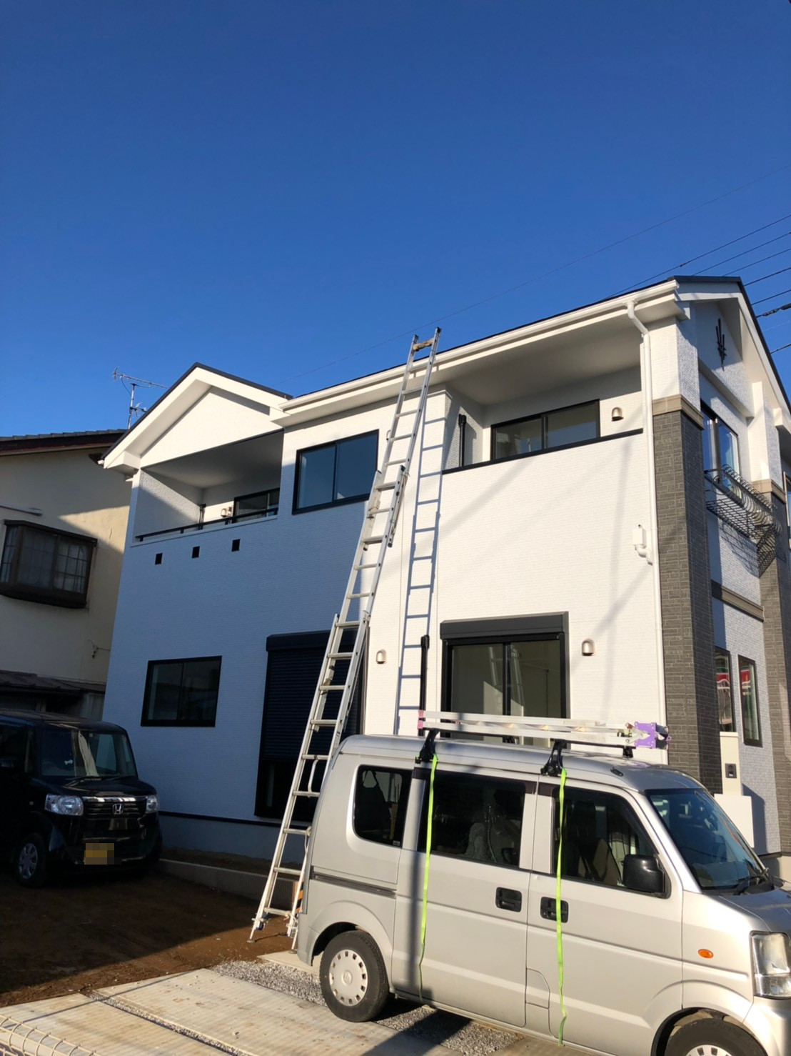 梯子を立てかけた戸建住宅