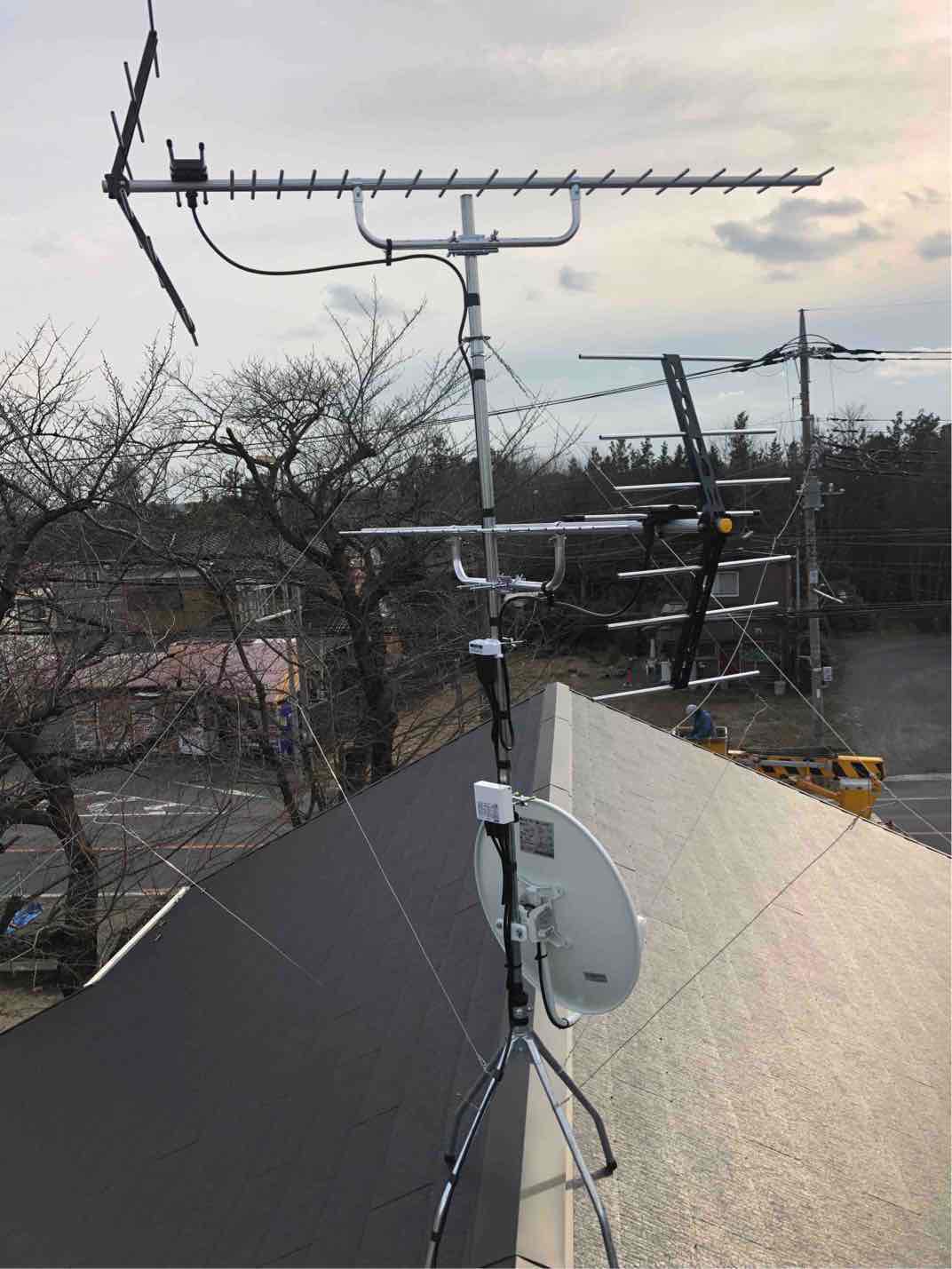 屋根上に設置した2台の八木式アンテナとBS/CSアンテナ