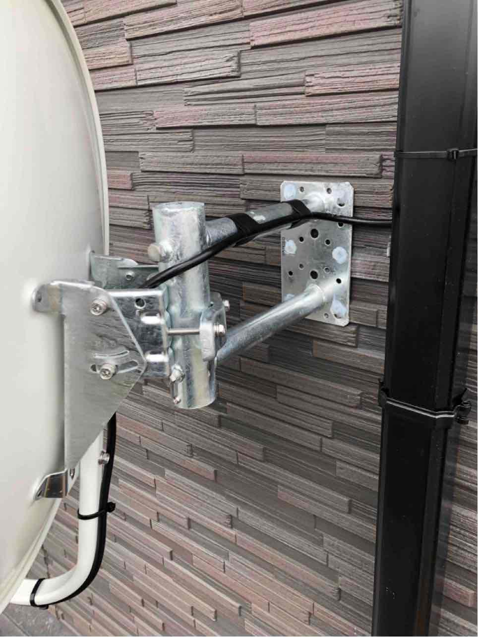 外壁に取り付けたBS/CSアンテナ