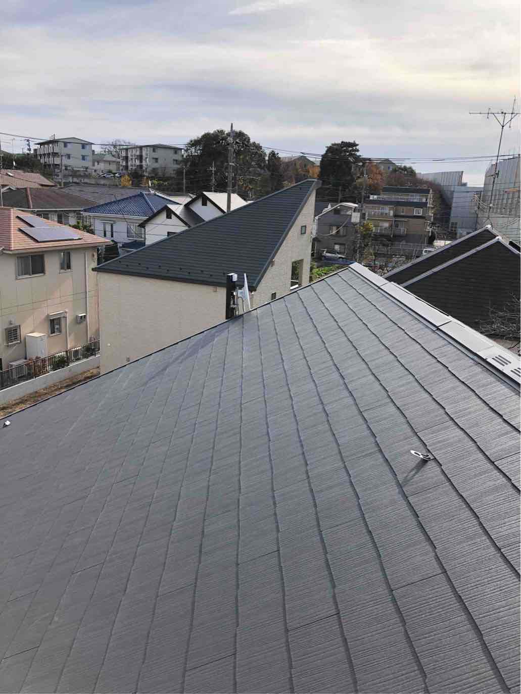 デザインアンテナとBS/CSアンテナを設置した戸建住宅の屋根上