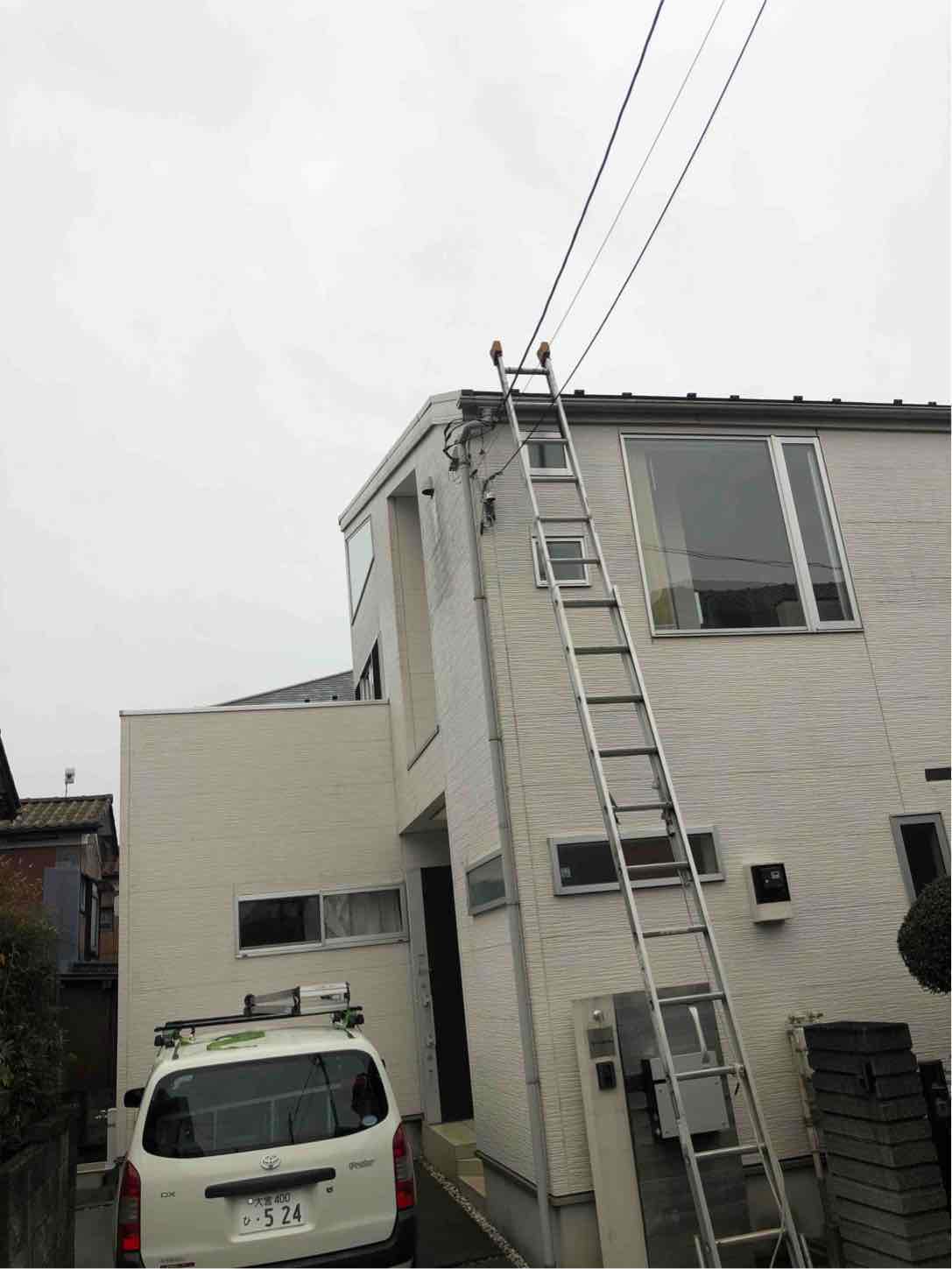 梯子を立てかけた戸建住宅