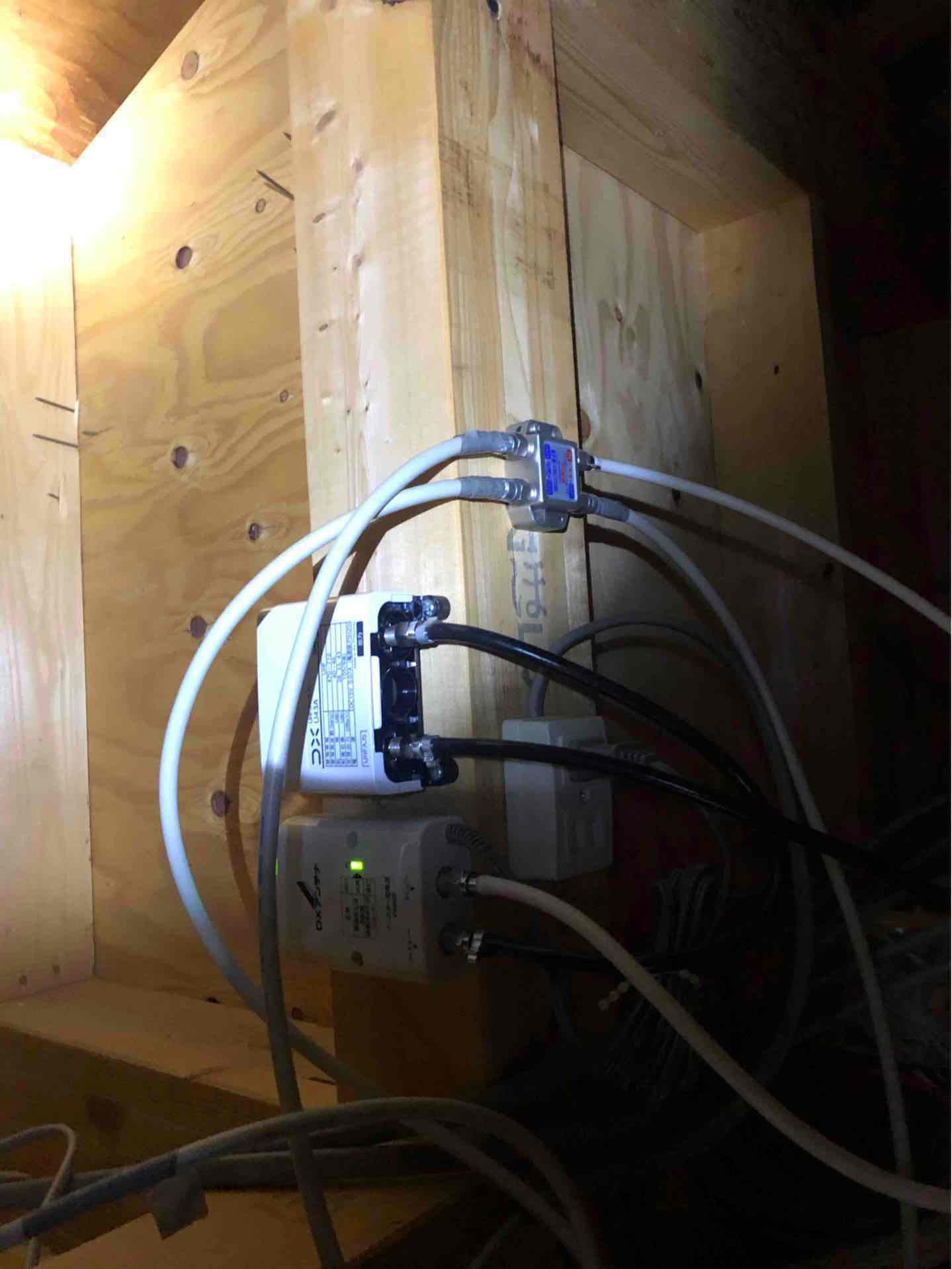 屋根裏の分配器とブースターの電源部