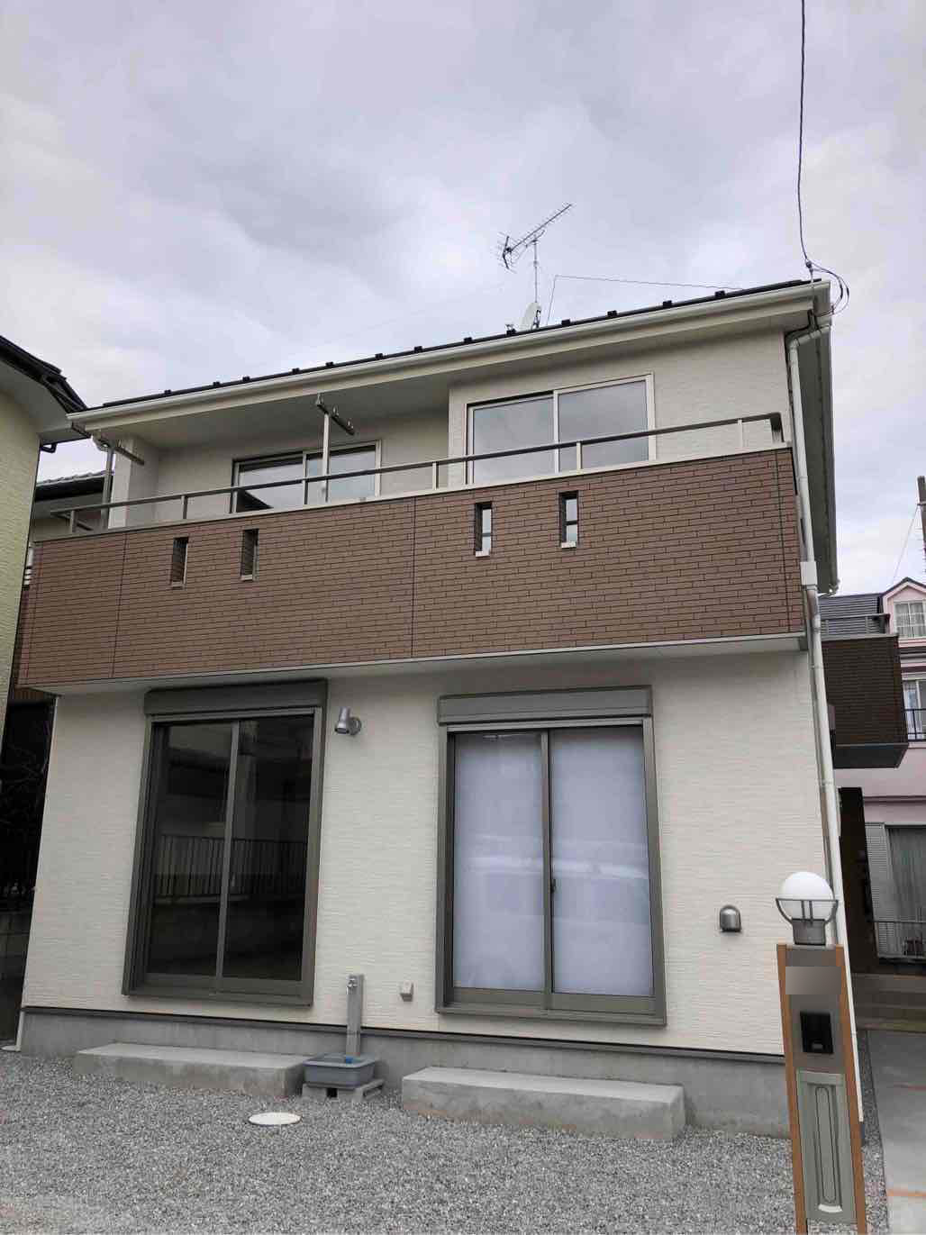 UHFアンテナとBS/CSアンテナを設置した戸建住宅