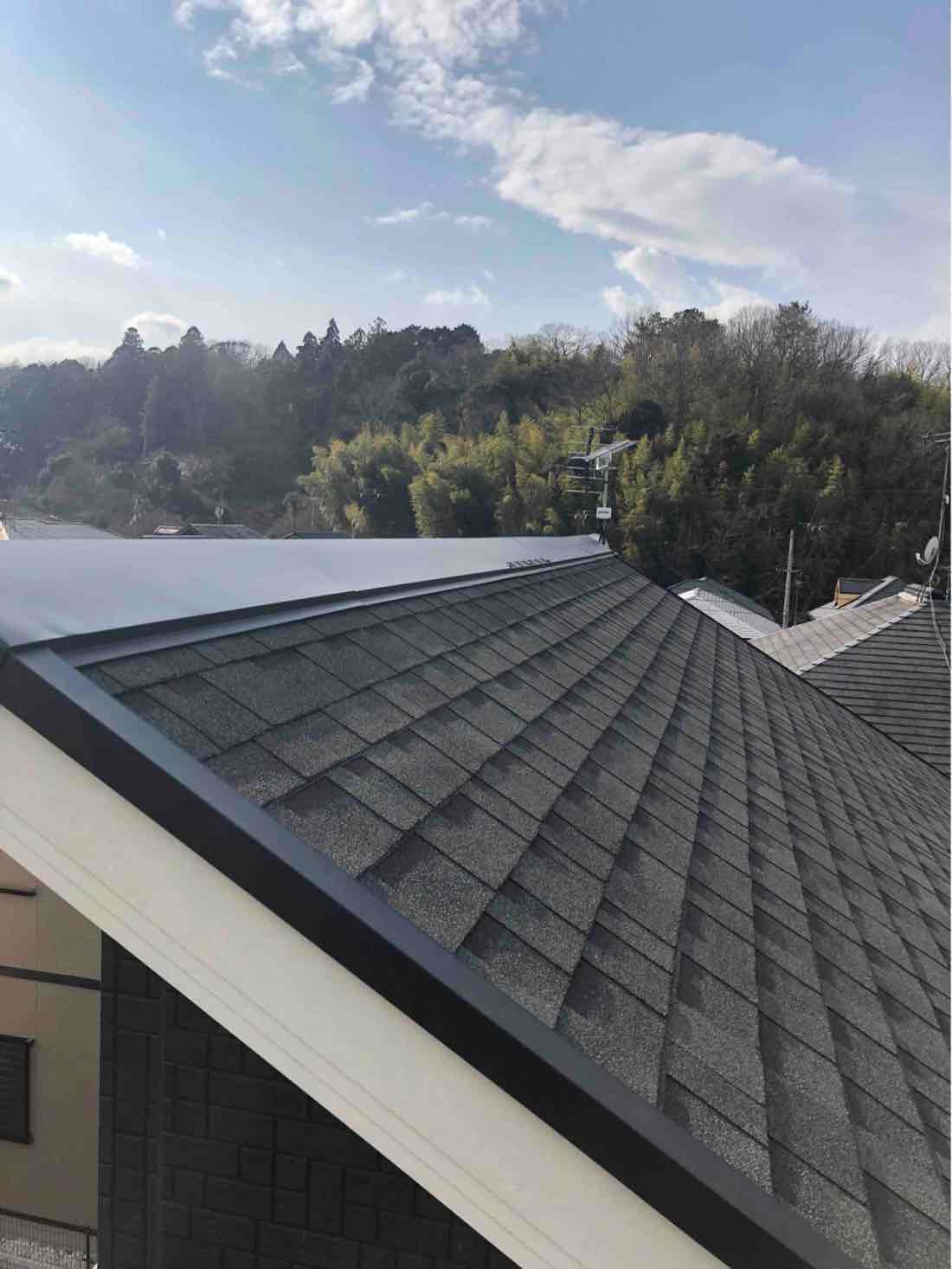 UHFアンテナとBS/CSアンテナを設置した戸建住宅の屋根上